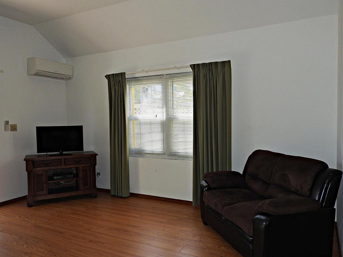 Windsong Guest Apartments Pembroke Exterior photo